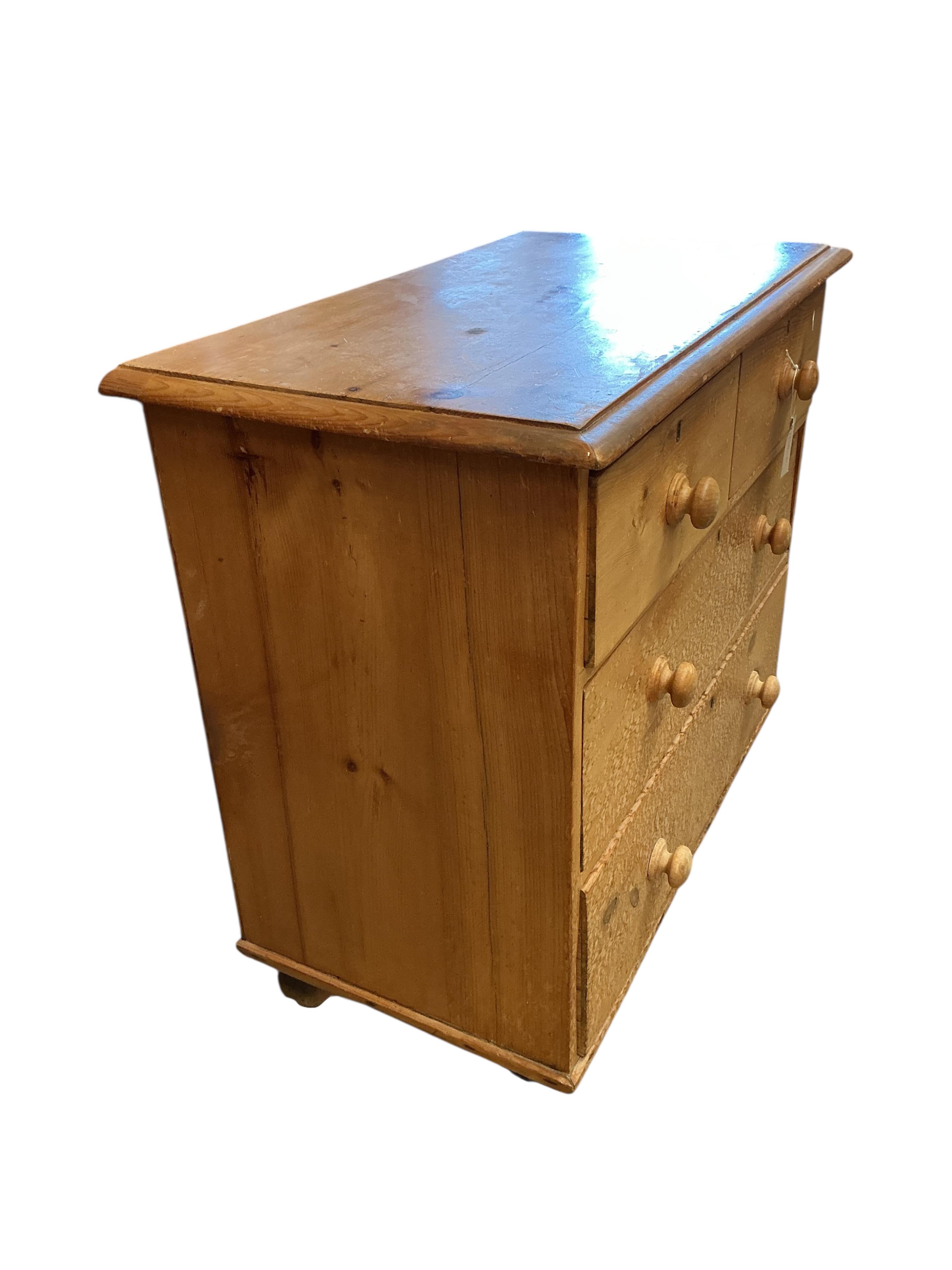 A small Victorian pine chest of drawers, width 86cm, depth 46cm, height 83cm